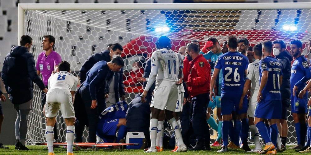 В Португалии футболист потерял сознание после жесткого столкновения, прямо с поля его увезла скорая — видео