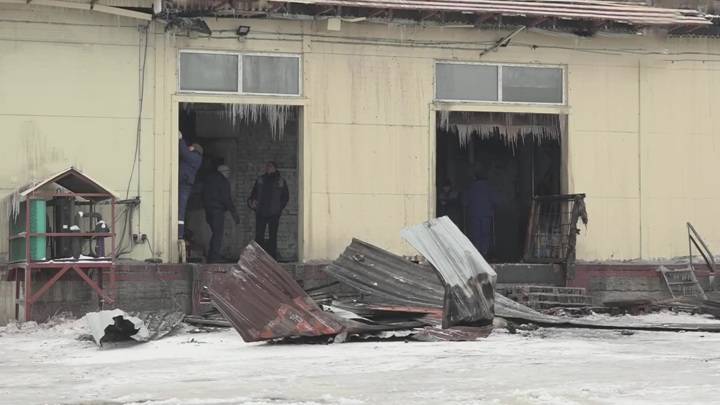 Вести. В МЧС назвали причины пожара на продуктовом складе в Старом Кировске