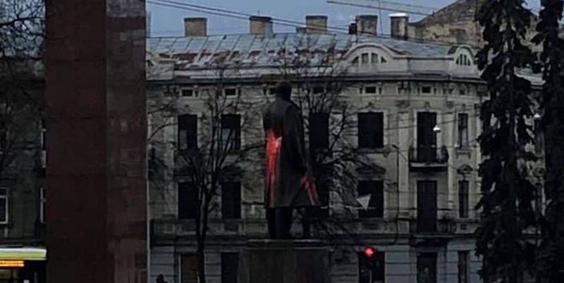 Во Львове памятник Бандере облили краской - появилось видео инцидента - ТЕЛЕГРАФ