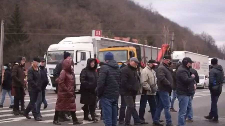 Жители Закарпатья перекрыли международную трассу «Киев-Чоп»