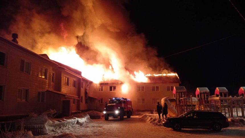 Мощное пламя охватило жилой дом в Мурманской области — видео