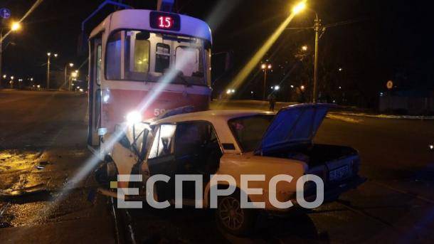 В столице автомобиль "Жигули" протаранил трамвай, два человека в тяжелом состоянии