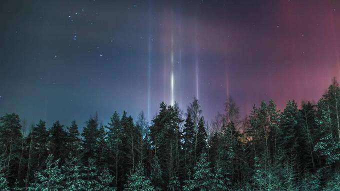 В небе над Петербургом и Ленобластью минувшей ночью заметили световые столбы