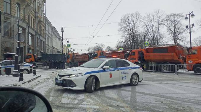 Центр Петербурга снова перекрыли снегоуборочными и полицейскими машинами