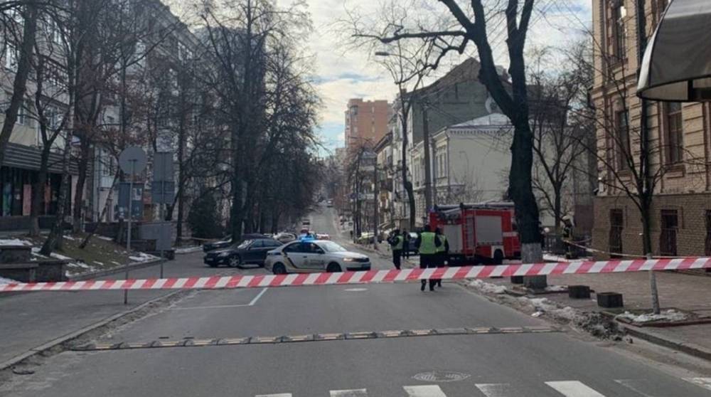 В центре Киева перекрыли улицу из-за подозрительного предмета