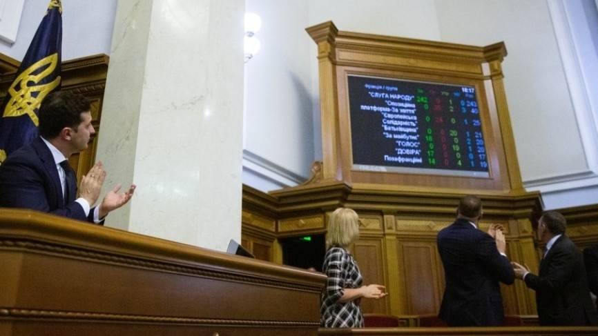 Появилось видео потасовки украинских депутатов во время заседания парламента