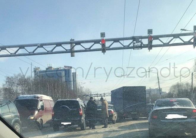 На Московском шоссе столкнулись три автомобиля