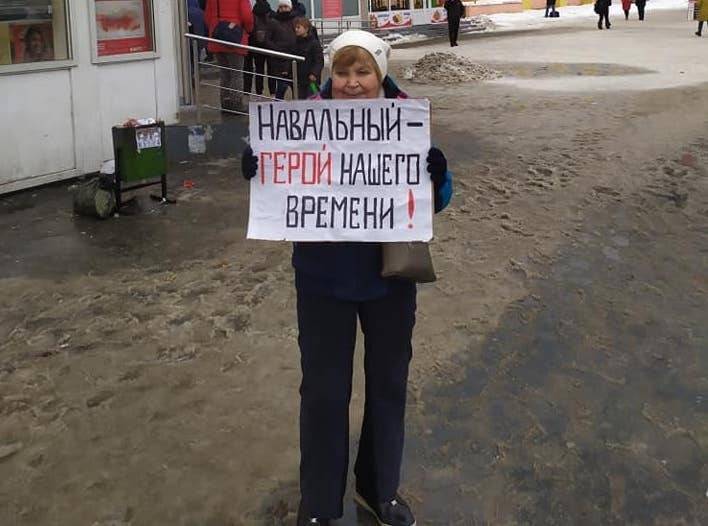 В Екатеринбурге задержали пенсионерку, стоявшую с пикетом в поддержку Навального