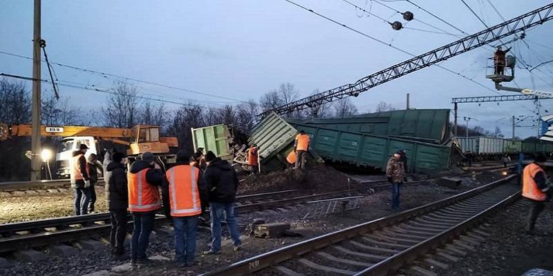 У Каменского в Днепропетровской области сегодня сошел с рельс грузовой поезд Укрзализныци, фото 6.02.2021 - ТЕЛЕГРАФ
