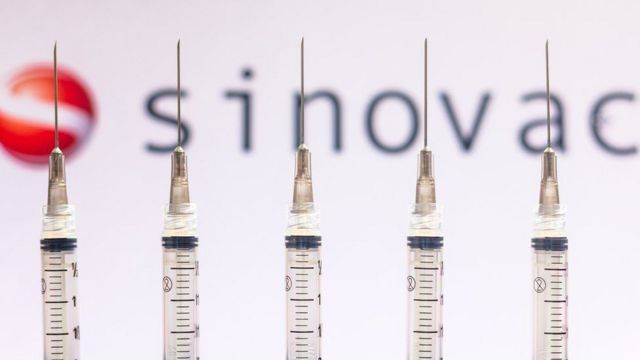 Китай одобрил COVID-вакцину Sinovac, которую заказала Украина