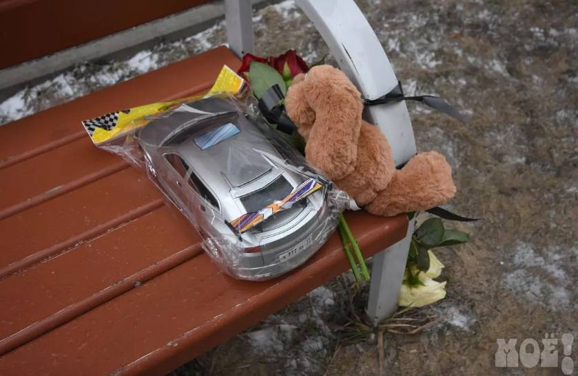 На месте гибели младенца в воронежском микрорайоне Шилово местные жители несут цветы
