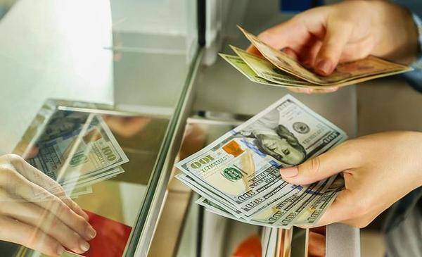 Тюменцам рассказали, с чем связан повышенный спрос на валюту