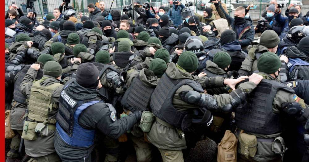 Радикалы протестуют возле двух телеканалов в Киеве