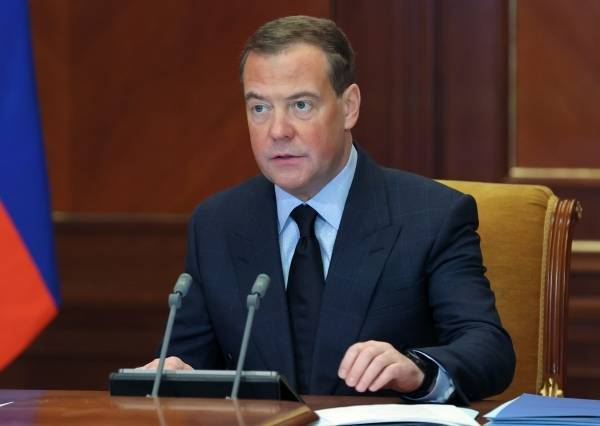 Медведев поддержал украинскую оппозицию после введения цензуры против трёх телеканалов