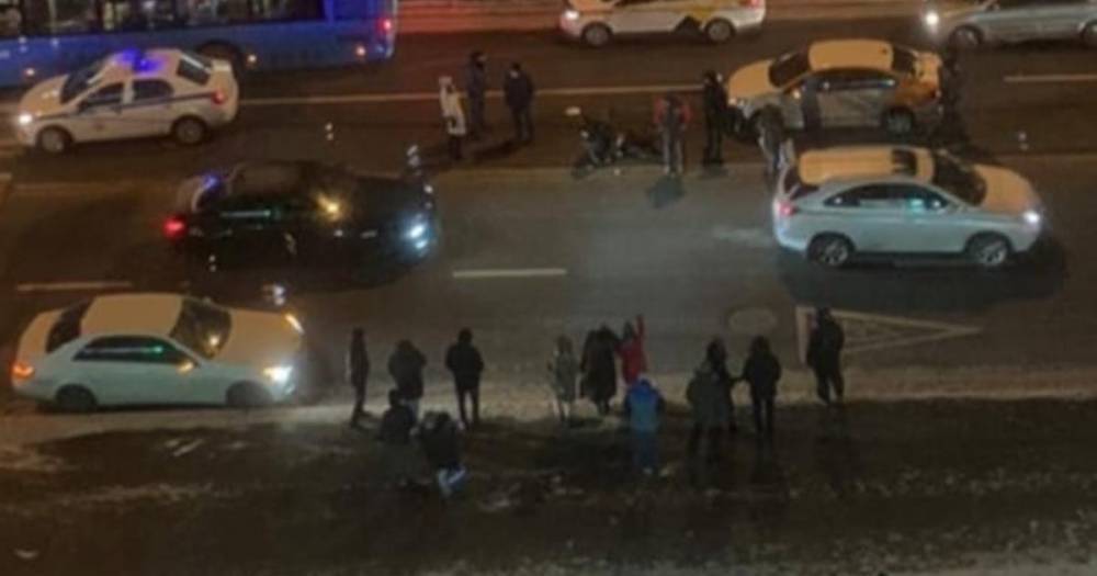 Каршеринговое авто сбило двух человек на севере Москвы