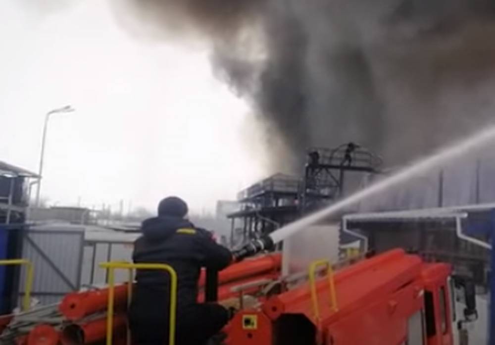 Спасатели подняты по тревоге: на территории киевского рынка произошел сильный пожар