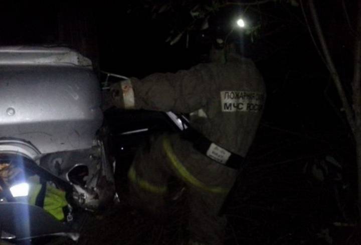 В Тосненском районе спасатели вытащили пострадавшего из машины после ДТП