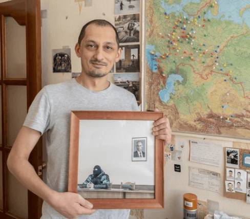 Фотоснимок, ставший символом преследования Навального, продан за 2 млн рублей