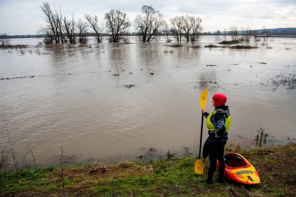 Могут пострадать села: в реках Украины поднимется уровень воды