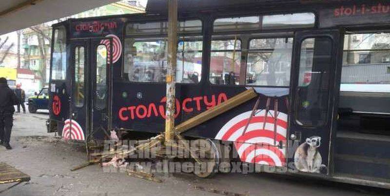 В Днепре на Старомостовой первый трамвай сошел с рельсов и сбил пенсионерку, фото - ТЕЛЕГРАФ