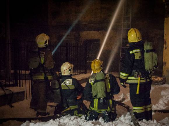 В Москве потушили крупный пожар на заводе