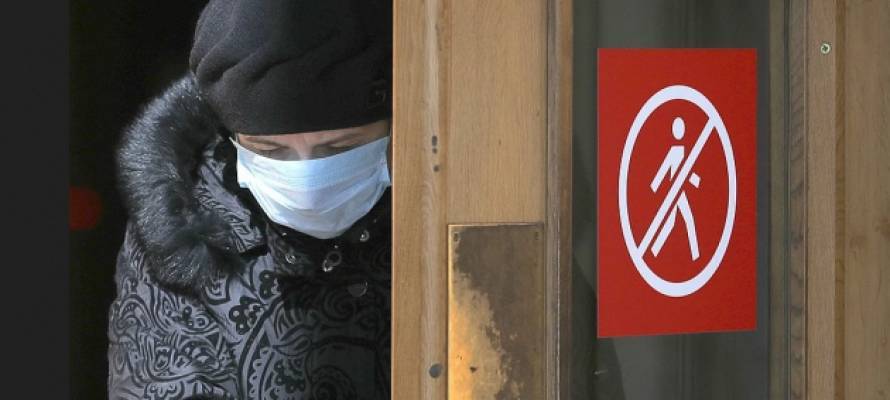 Жителям России придется носить маски до лета, считают эксперты
