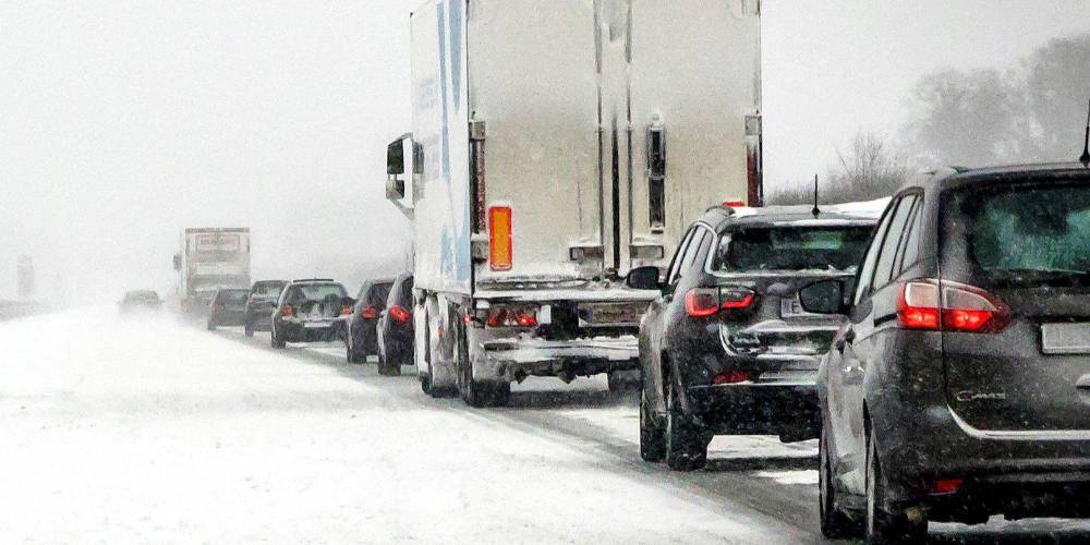 Сильные снегопады в Украине: Киев также ограничил въезд грузовиков