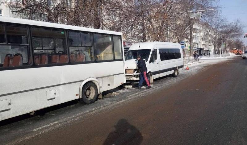 В Уфе столкнулись два автобуса: есть пострадавшие