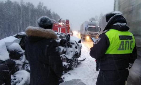 Два человека разбились в ДТП с грузовиками на трассе Екатеринбург - Тюмень