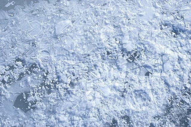 Автомобиль вылетел на лед Невы с набережной Макарова