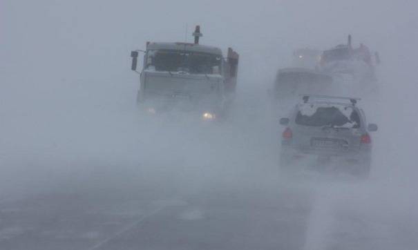 На Ямале из-за метелей и штормового ветра закрыто движение на окружных автодорогах
