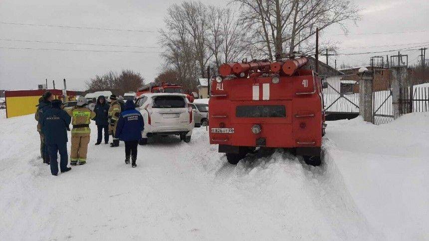 Четыре человека погибли из-за схода снега с крыши на Алтае — фото с места ЧП