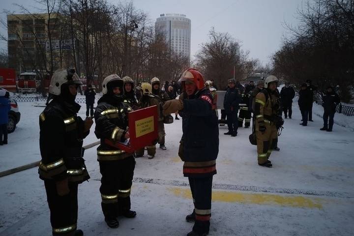 МЧС усиливает группировку на пожаре в Екатеринбурге, где пострадало двое граждан