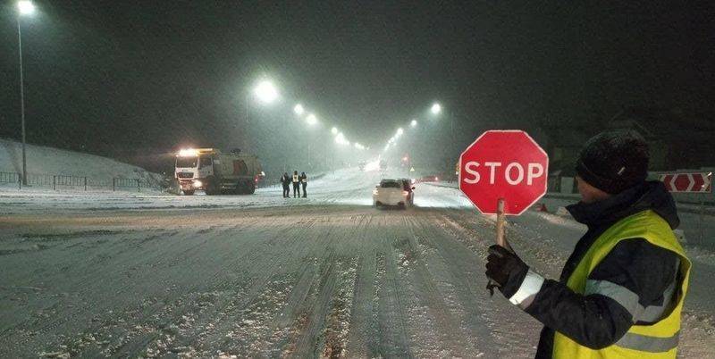 Снегопады 8 февраля вынудили перекрыть дороги в Украине - список трасс - ТЕЛЕГРАФ