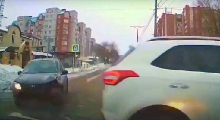 Момент ДТП попал на видео: девушка за "Хендай" уверенно едет по второстепенной дороге