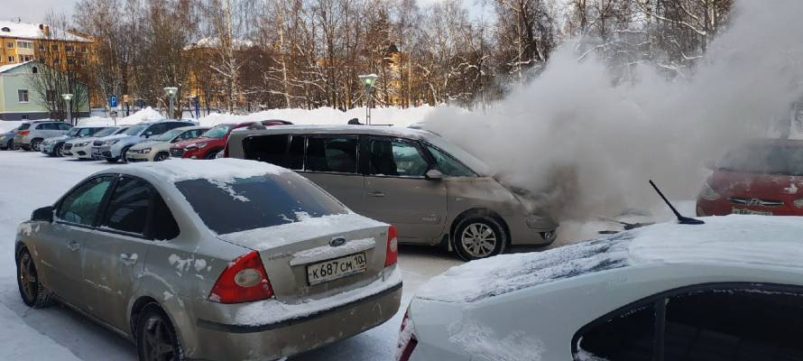 Автомобиль загорелся во дворе визового центра в Петрозаводске (ФОТО)