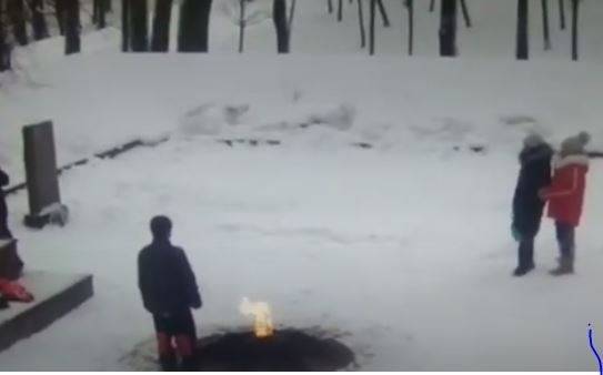 В Петербурге подростки снова закидали снегом Вечный огонь. Заявление ГУ МВД