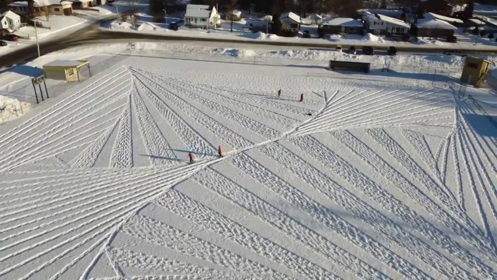 Канадский художник рисует на снегу геометрические узоры.