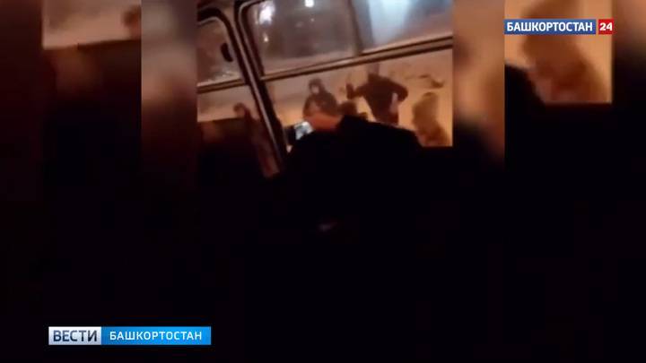 Подростки против "ПАЗика": в Уфе агрессивные юноши напали на автобус