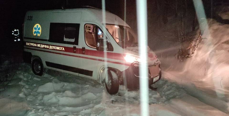 В Винницкой области в снегу увязла скорая по дороге к пациенту