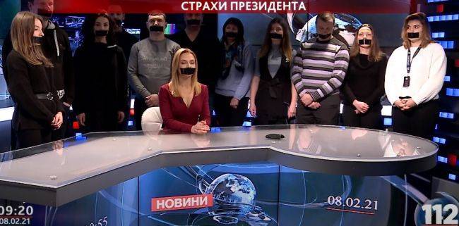 Журналисты закрытых украинских каналов вышли в эфир с заклеенными ртами
