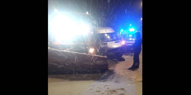 На заснеженной трассе Киев-Чоп в аварию попала пассажирская маршрутка, есть пострадавшие, фото - ТЕЛЕГРАФ
