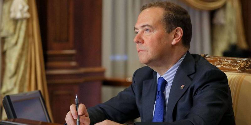 Дмитрий Медведев и Виктор Медведчук обсудили закрытие телеканалов Зик, Ньюзван и 112 - ТЕЛЕГРАФ