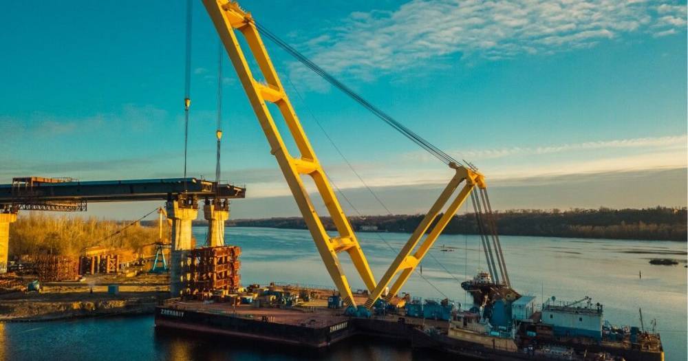 В Запорожье прибыл крупнейший плавкран Европы для продолжения строительства мостов (фото)