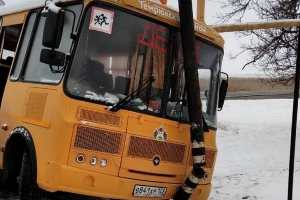 Школьный автобус попал в ДТП на скользкой кубанской дороге