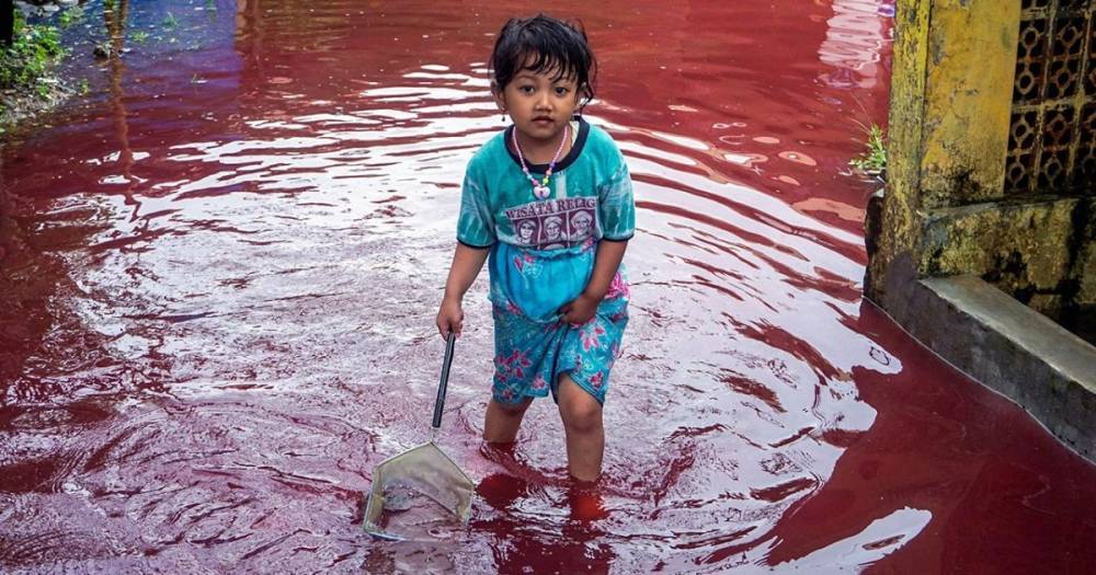 Село в Индонезии затопило "кровавой" рекой