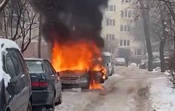 Видеофакт: В Минске во дворе на Рокоссовского сгорел автомобиль