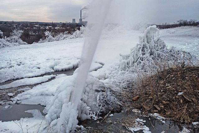 Под Донецком из-за прорыва трубы образовался ледяной гейзер, фото