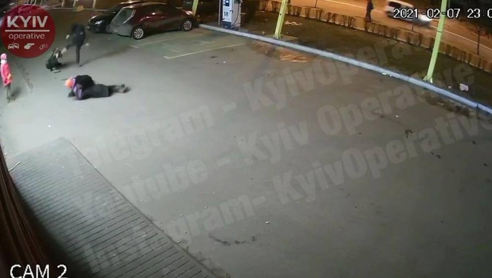 Возле пивного магазина в Киеве произошла жестокая массовая драка: видео 18+