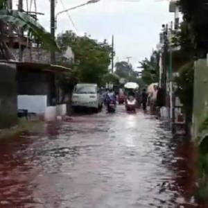В Индонезии село затопило красной водой